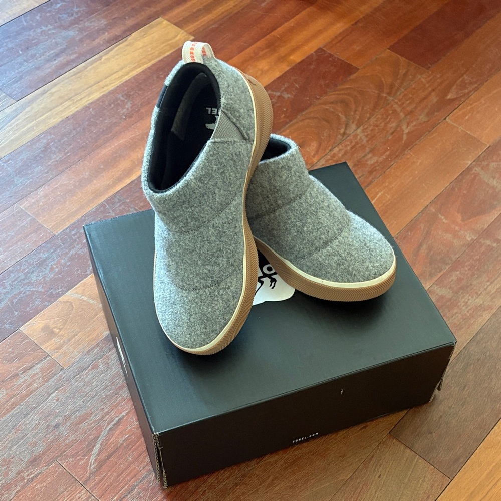 Sorel Gray Felt Ankle Booties with Tan Rubber Sole
